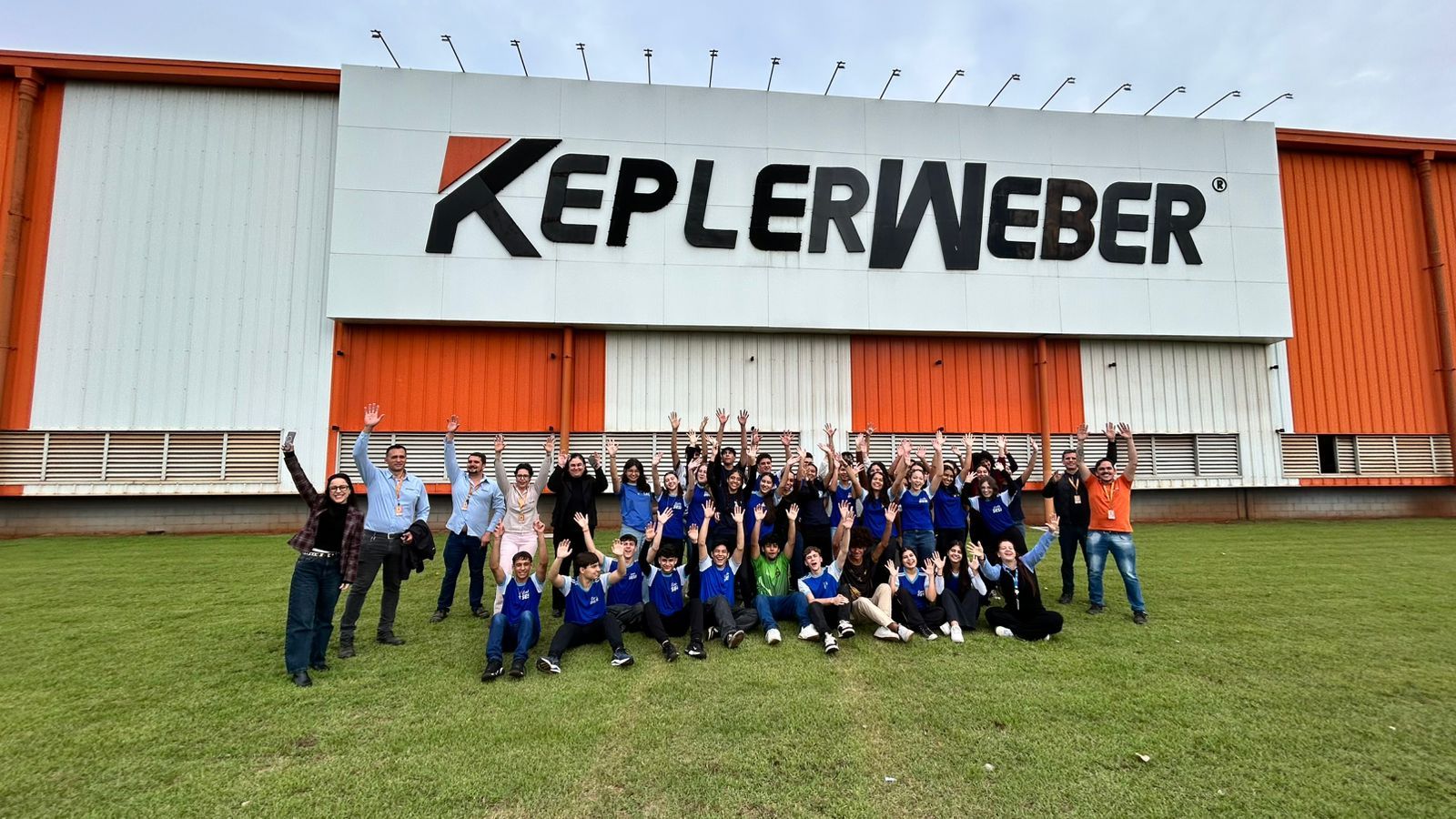 Simemae e Kepler Weber levam alunos da Escola Sesi para conhecer processo industrial na prática